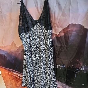 Delta Burke Black and White Floral Chemise